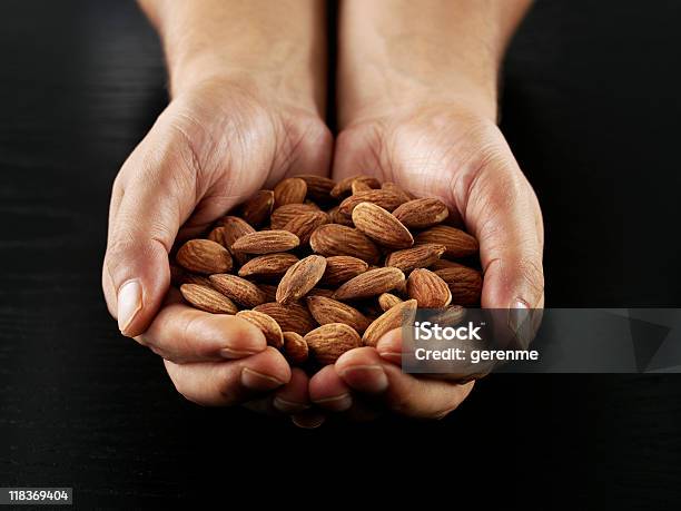 Almendra Foto de stock y más banco de imágenes de Almendra - Almendra, Manos ahuecadas, Abundancia