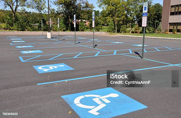 Foto de Vagas De Estacionamento Para Deficientes e mais fotos de stock de Estacionamento de carros - Estacionamento de carros, Listrado, Pontilhado