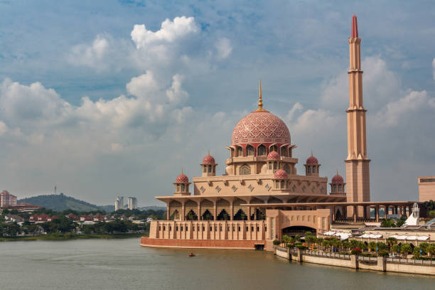 istock Mosque in Putrajaya, Malaysia 1183700879