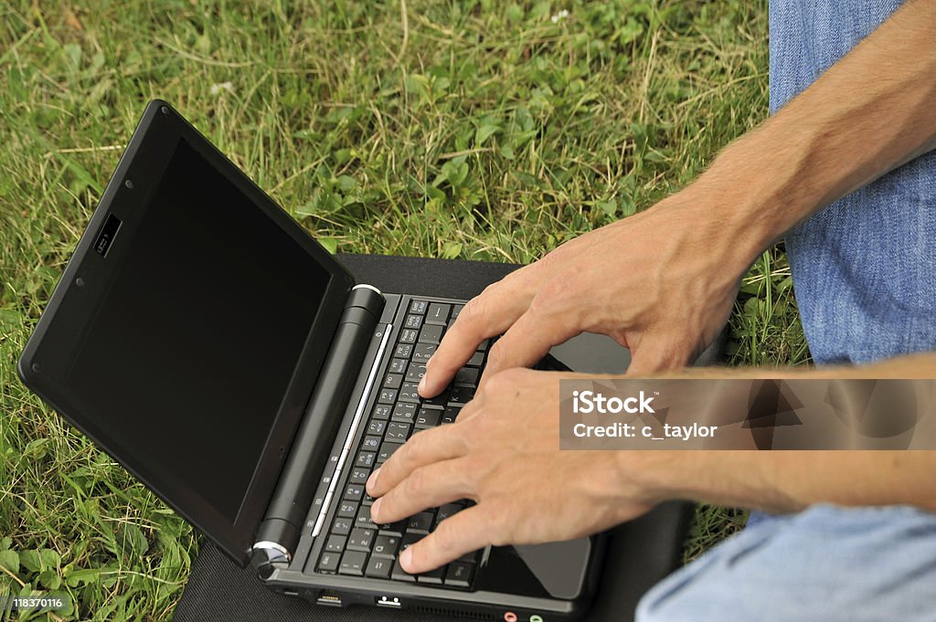 Travaillant sur un ordinateur portable - Photo de 20-24 ans libre de droits