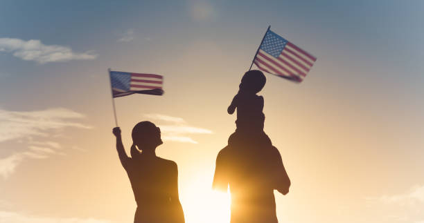 familie schwenkt amerikanische flaggen - patriotism american flag flag usa stock-fotos und bilder