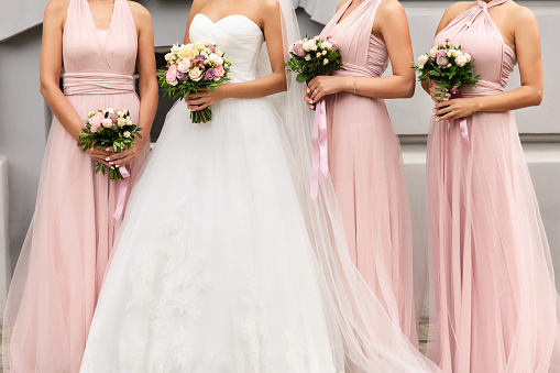 Novia Y Damas De Honor En Vestidos Rosas Posando Con Ramos En El Día De La Boda Feliz Concepto De Matrimonio Y Fiesta De Bodas Foto de stock y más banco de Novia Y Damas De Honor En Vestidos Rosas Posando Con Ramos En El Día De La Boda Feliz Concepto De Matrimonio Y Fiesta De Bodas Foto de stock y más banco de