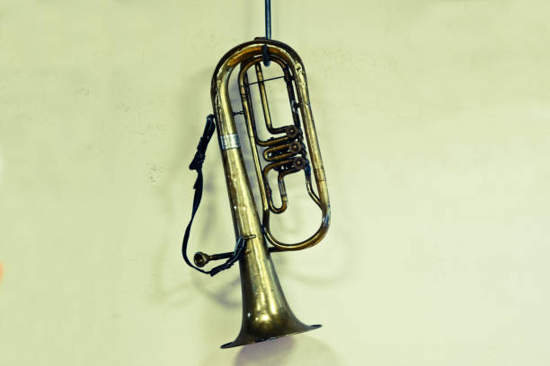 starożytny puzon wiszący na nitce - recording studio trumpet musical instrument jazz zdjęcia i obrazy z banku zdjęć