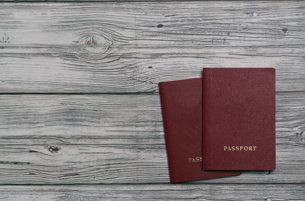 due passaporti con su uno sfondo di legno per la vista dall'alto della dogana. posto per il testo - bulletin board note pad lined paper paper foto e immagini stock