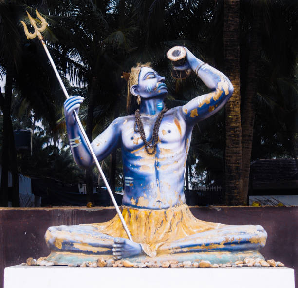 desgastado para fora o ídolo velho do senhor hindu shiva do deus na praia de anjuna, goa, india - shiva hindu god statue dancing - fotografias e filmes do acervo