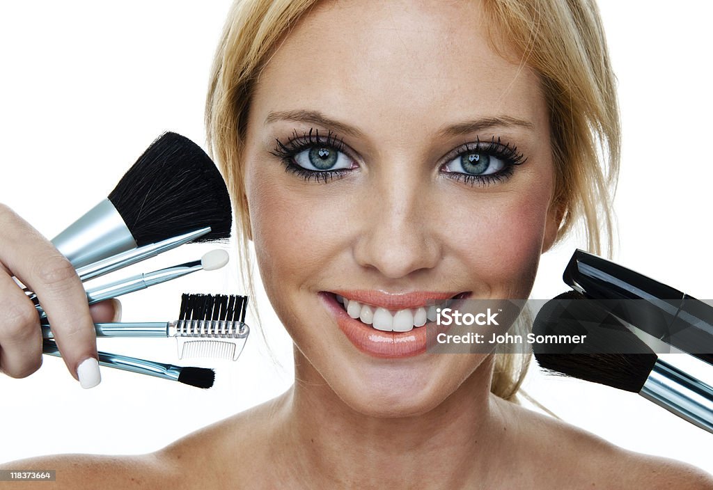 Mujer con maquillaje escobillas - Foto de stock de Labios - Boca humana libre de derechos