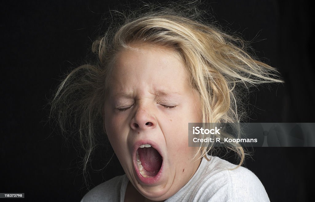 어린 소녀, 지저분한 머리, 피곤했다, 하품 - 로열티 프리 아이 스톡 사진