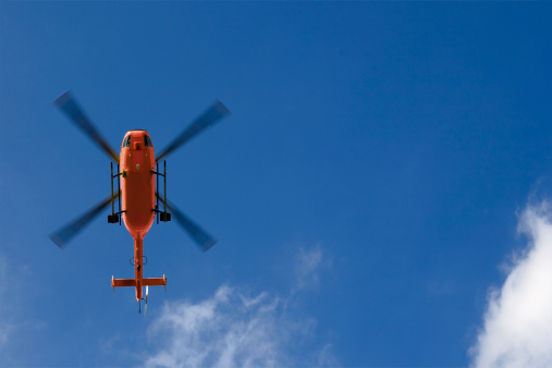 Helicóptero de rescate, vista de ángulo bajo photo