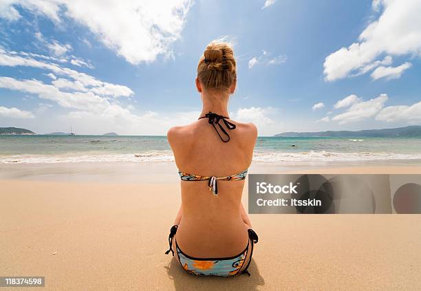 Photo libre de droit de Femme À La Recherche À La Mer banque d'images et plus d'images libres de droit de Activité de loisirs - Activité de loisirs, Aspiration, Baie - Eau