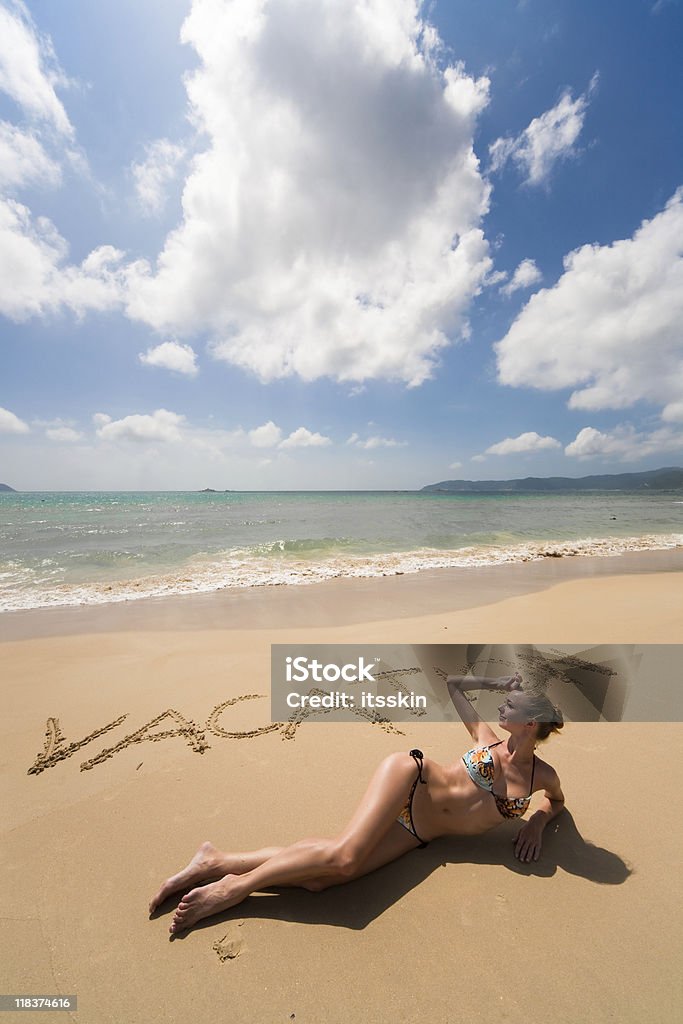 Vacanza sing e Donna sulla spiaggia - Foto stock royalty-free di Abbronzarsi