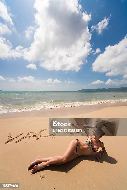 Vacanza Sing E Donna Sulla Spiaggia - Fotografie stock e altre immagini di Abbronzarsi - Abbronzarsi, Abbronzatura, Acqua