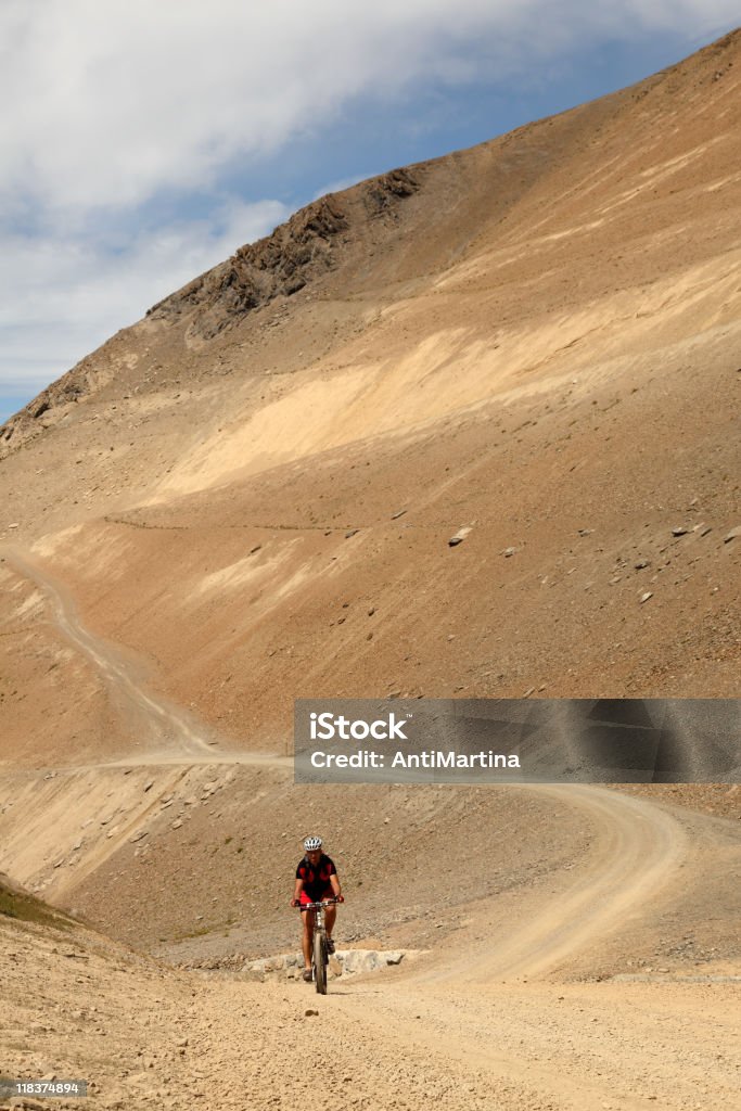 mountain biking nos Alpes - Foto de stock de Adulto royalty-free