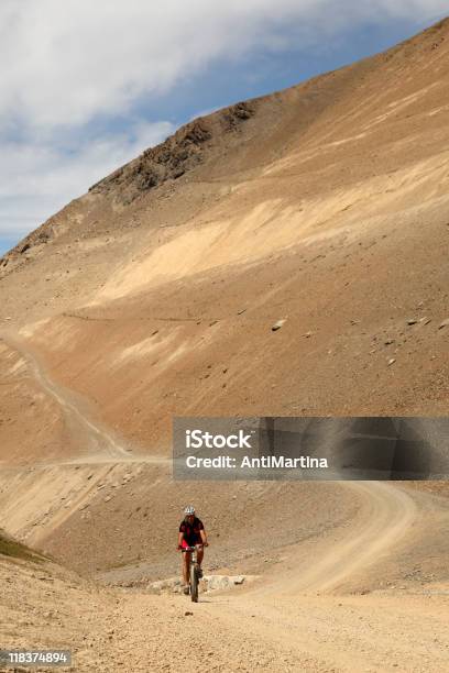 Foto de Mountain Biking Nos Alpes e mais fotos de stock de Adulto - Adulto, Adulto de idade mediana, Artigo de vestuário para cabeça