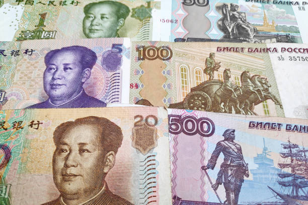 stos chińskich renminbi & rubli rosyjskich - kuai zdjęcia i obrazy z banku zdjęć