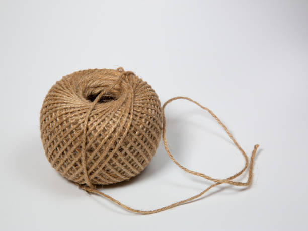 uma esfera em parte uncoiled da corda isolada no fundo branco - twisted yarn - fotografias e filmes do acervo