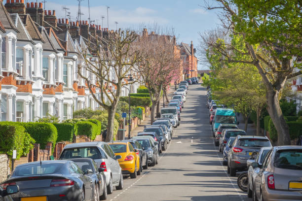 calle de londres llena de casas adosadas y coches estacionados alrededor del área de crouch end - traffic car street parking fotografías e imágenes de stock