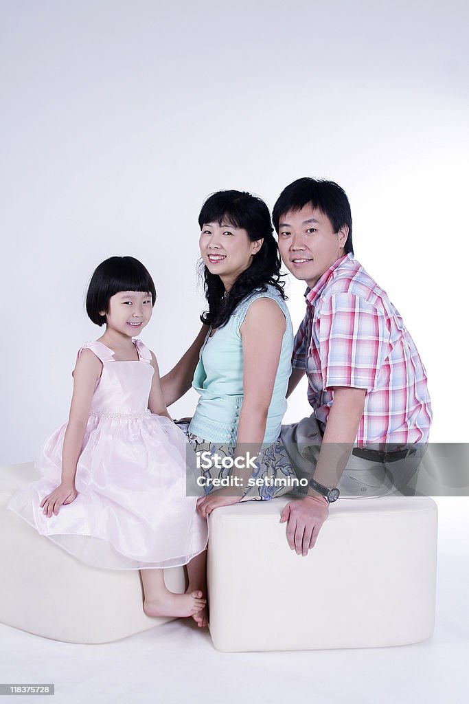 Feliz família chinesa em fundo branco - Foto de stock de Adulto royalty-free