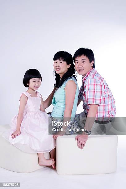 Foto de Feliz Família Chinesa Em Fundo Branco e mais fotos de stock de Adulto - Adulto, Branco, China