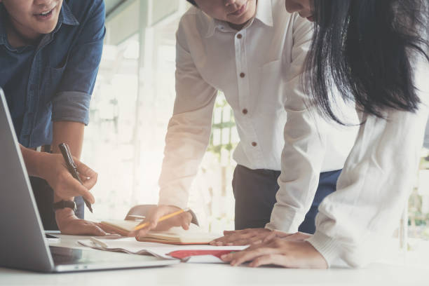 financiero de negocios, contable discutiendo con el socio se están reuniendo para auditar las ventas de planificación financiera para cumplir con los objetivos establecidos en el próximo año. concepto del mercado de valores. - managed funds fotografías e imágenes de stock