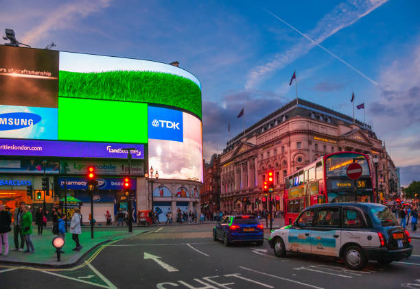 ピカデリーサーカスウエストエンドw1ロンドン英国で照らされた広告 - bus taxi london england double decker bus ストックフォトと画像