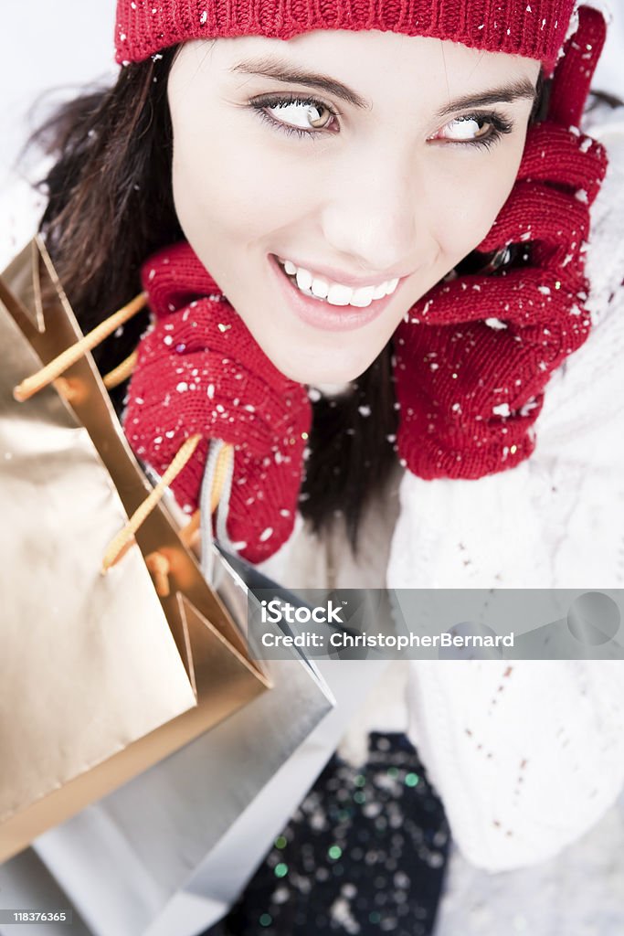 Mujer sonriente con bolsas de la compra hablando por teléfono - Foto de stock de 16-17 años libre de derechos