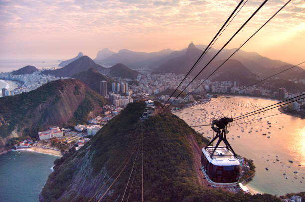 the sugarloaf cable car on susnet, rio de janeiro, brazil, 2016 - rio de janeiro guanabara bay urban scene cityscape imagens e fotografias de stock