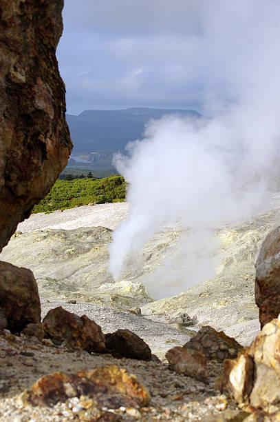 vulcano do mendeleev - volcano fumarole stone vulcanology - fotografias e filmes do acervo