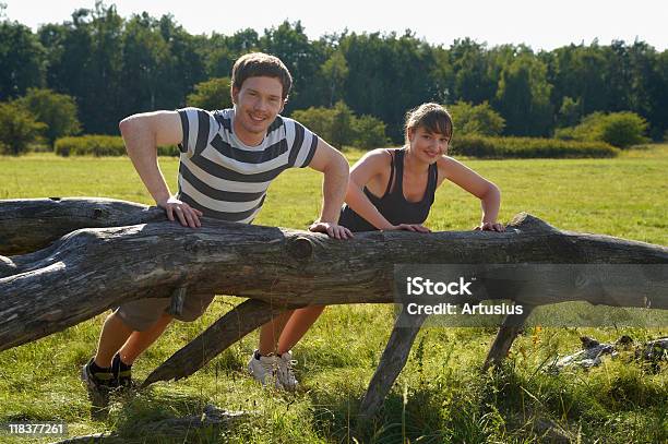 Foto de Fitness Na Natureza e mais fotos de stock de Adulto - Adulto, Bem-estar, Campo