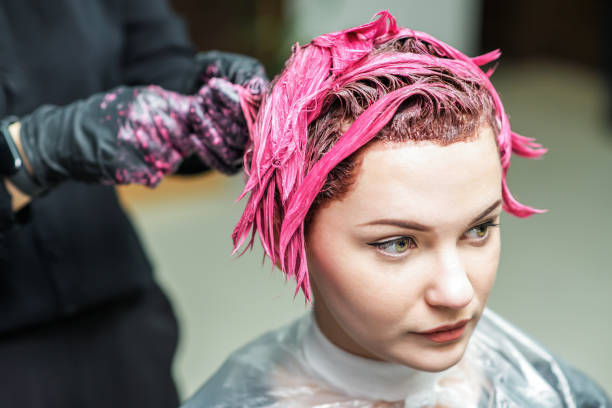 ręce fryzjera nałogują różowy kolor na włosy klienta. - hair care human hair care nature zdjęcia i obrazy z banku zdjęć