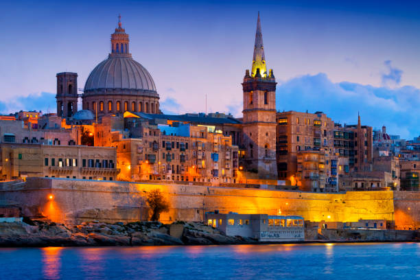 malta - mittelmeer-reiseziel, valletta mit der kathedrale saint paul - travel europe night dome stock-fotos und bilder