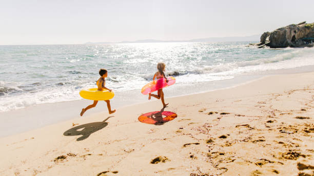 형제 과 자매 즐기는 여름 아침 에 the 바닷가 - inner tube inflatable swimming little girls 뉴스 사진 이미지
