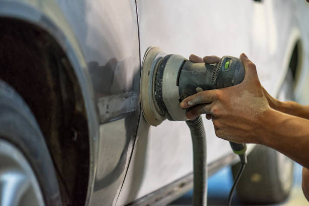 istock Mechanic working in auto shop. 1183777050