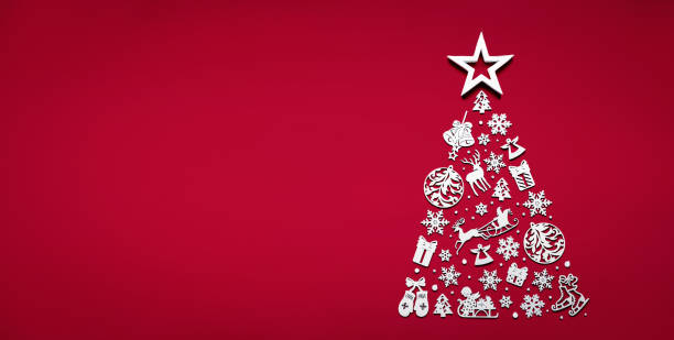 joyeux concept d'arbre de noel fait du blanc 2020 heureux étoile de décorations de nouvel an d'annonce d'isolement sur la table de fond rouge plate minimale lay, partie de vacances d'hiver de noel, vue de haut vers le bas, espace de copie, bannière larg - 3383 photos et images de collection