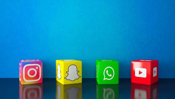 marmor cubic social media dienste symbole auf schwarzem glas mit blauen kopierraum - google blog social networking symbol stock-fotos und bilder