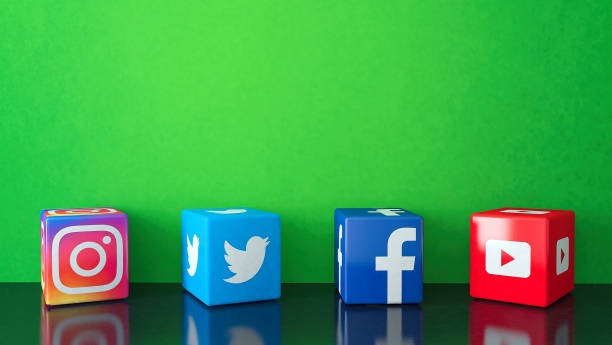 marmor cubic social media dienste symbole auf schwarzem glas mit grünen kopierraum - google blog social networking symbol stock-fotos und bilder