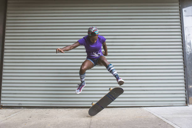 skatertraining in einem skatepark in new york - city life urban scene skateboarding skateboard stock-fotos und bilder