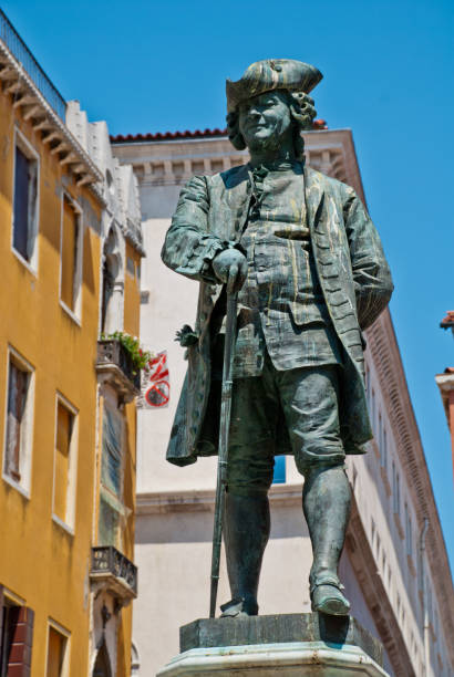 veneza, italy: monumento a goldoni em veneza (sculpted por antonio dal zotto), campo s. bortolomio perto da ponte de rialto - carlo goldoni - fotografias e filmes do acervo