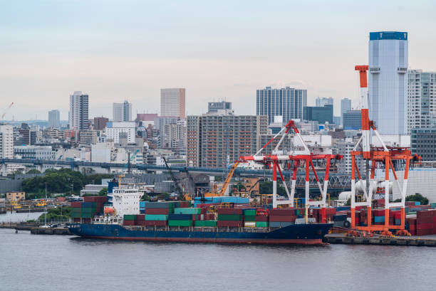 barco aéreo de grandes contenedores de carga - distrito de shinagawa fotografías e imágenes de stock