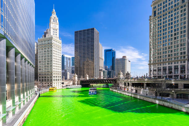 dyeing river chicago st' partick day. - skyscraper travel people traveling traditional culture imagens e fotografias de stock