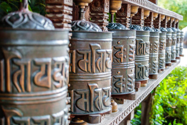 tibetische gebetsräder, zylindrische rollen auf einer spindel - bhutan himalayas buddhism monastery stock-fotos und bilder