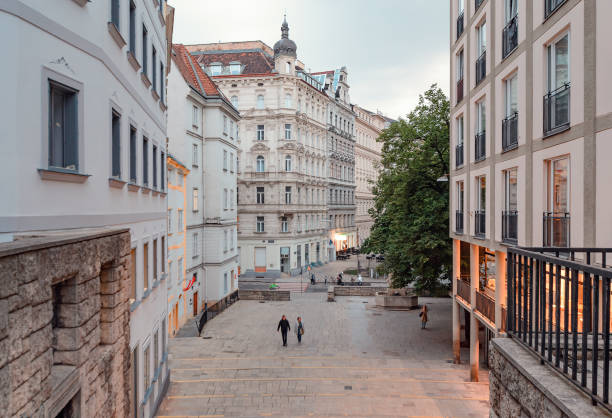 ウィーン、オーストリアのカラフルな通り - bavaria austria blue celebration ストックフォトと画像