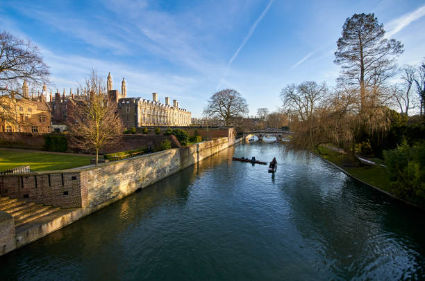 вид на реку кэм на закате в кембридже, великобритания - uk river panoramic reflection стоковые фото и изображения