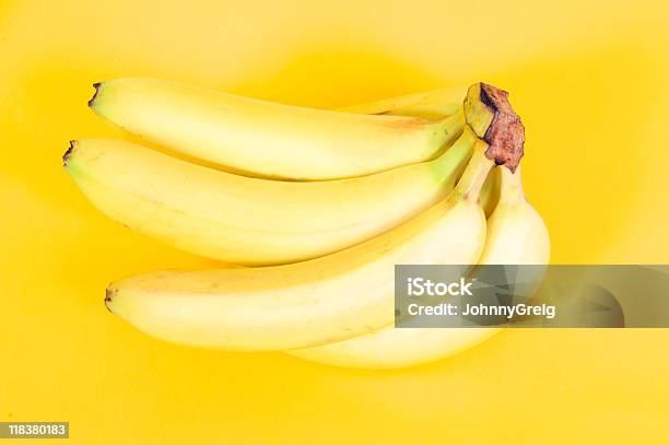 Pęk Bananów - zdjęcia stockowe i więcej obrazów Banan - Banan, Barwne tło, Bez ludzi
