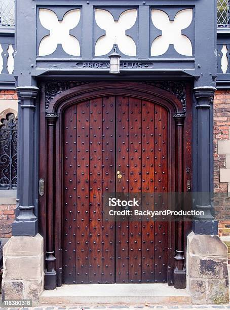 華麗なダークウッドのエントランスのドア - チューダーのストックフォトや画像を多数ご用意 - チューダー, ドア, イギリス