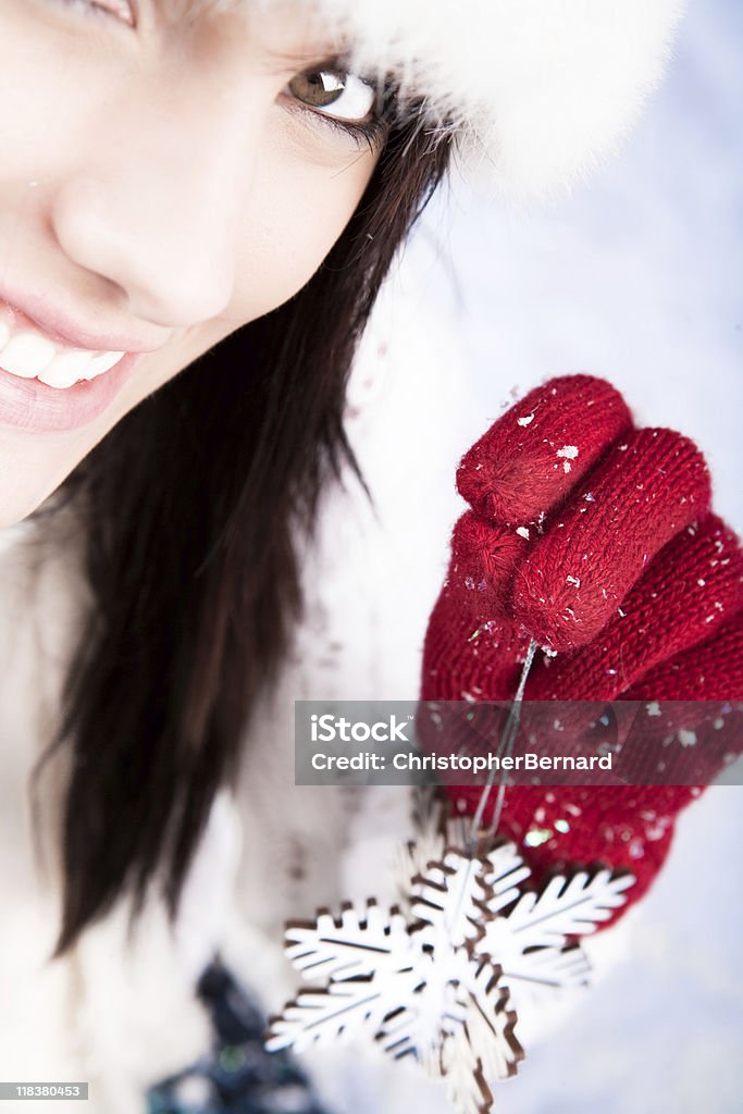 Donna sorridente con una decorazione fiocco di neve - Foto stock royalty-free di 16-17 anni