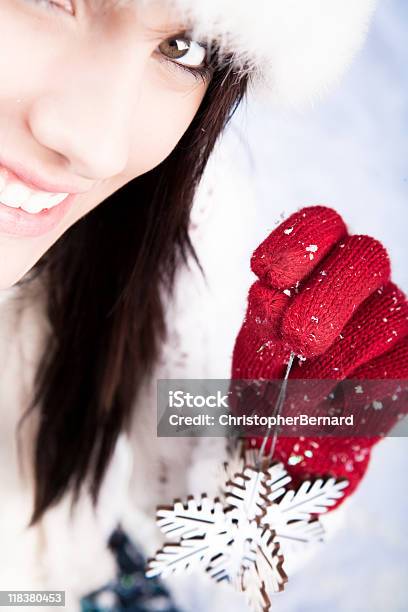 Donna Sorridente Con Una Decorazione Fiocco Di Neve - Fotografie stock e altre immagini di 16-17 anni