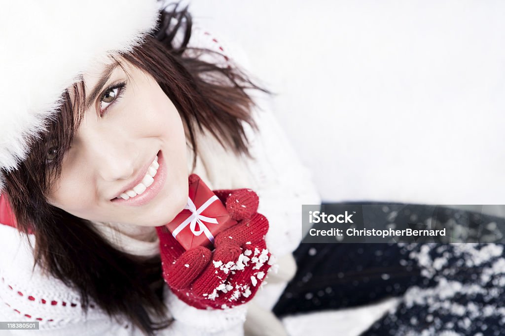 Donna sorridente con un regalo di Natale Rosso - Foto stock royalty-free di 16-17 anni