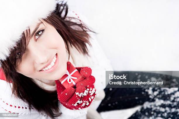 Donna Sorridente Con Un Regalo Di Natale Rosso - Fotografie stock e altre immagini di 16-17 anni - 16-17 anni, Abbigliamento casual, Adolescente
