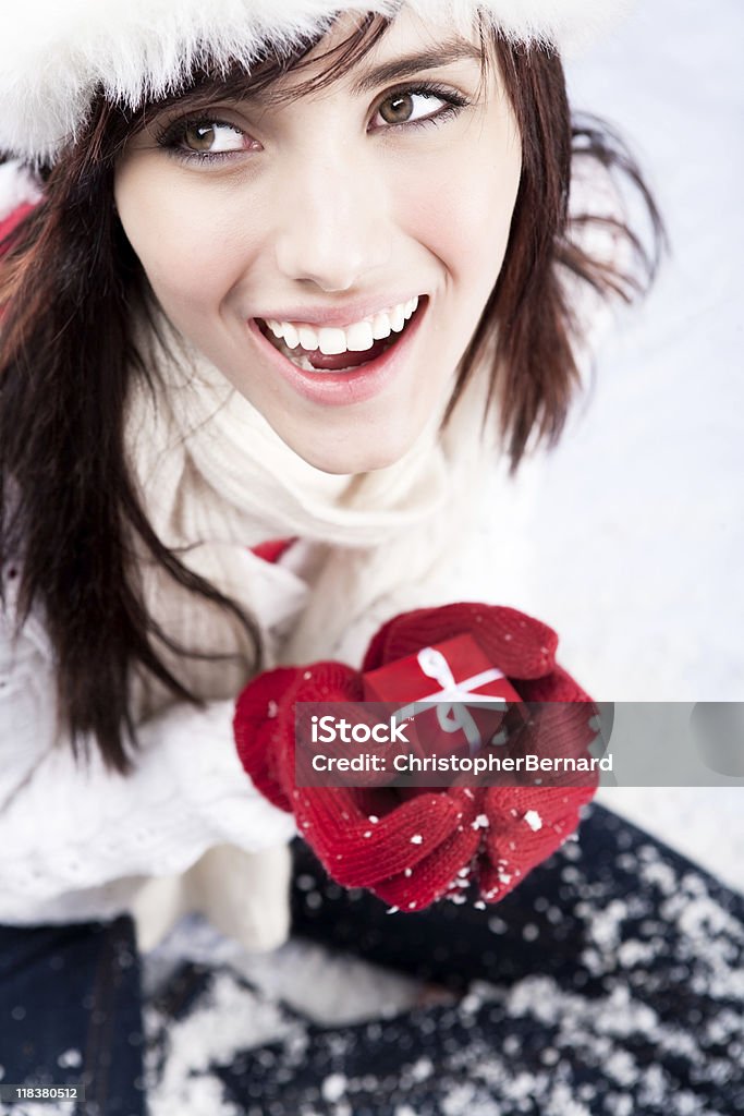 笑顔の女性の保持赤のクリスマスプレゼント - 16歳から17歳のロイヤリティフリーストックフォト