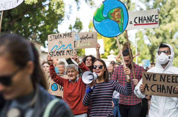 気候変動のための世界的なストライキにプラカードとアンプを持つ人々。 - high society audio ストックフォトと画像